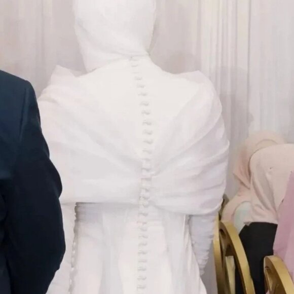 Elegant White Wedding Dress - Picture 2 of 9